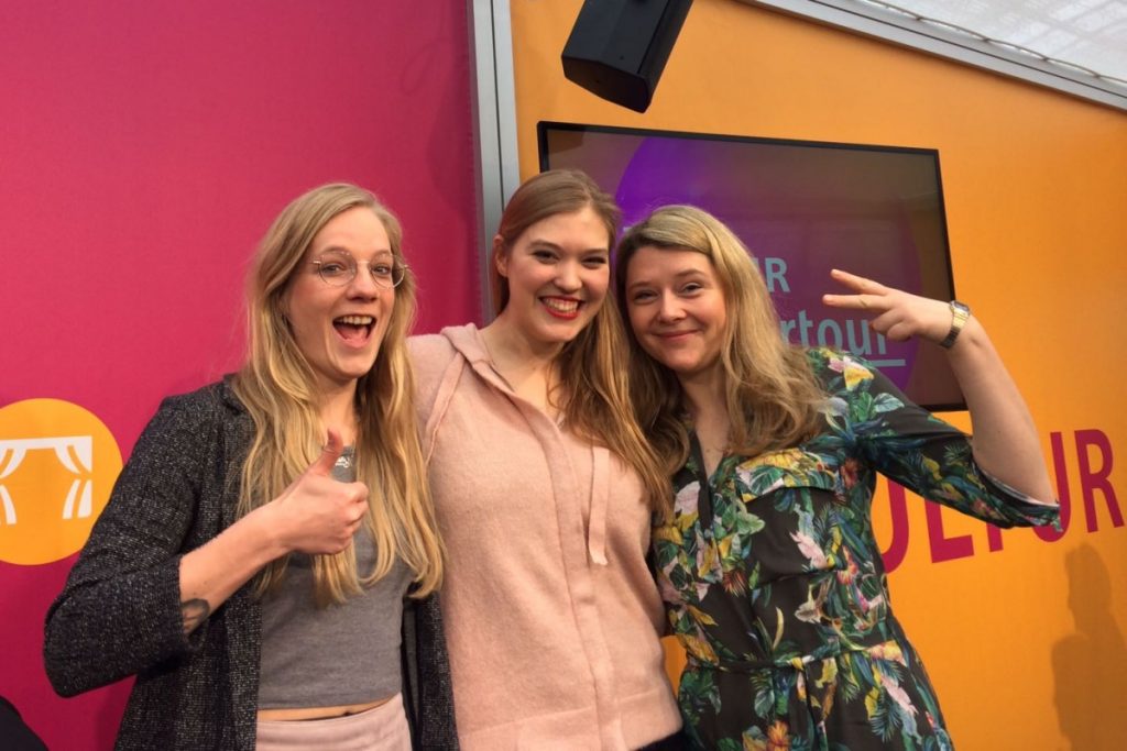 Slam-Finalistinnen am mdr-Kultur-Stand