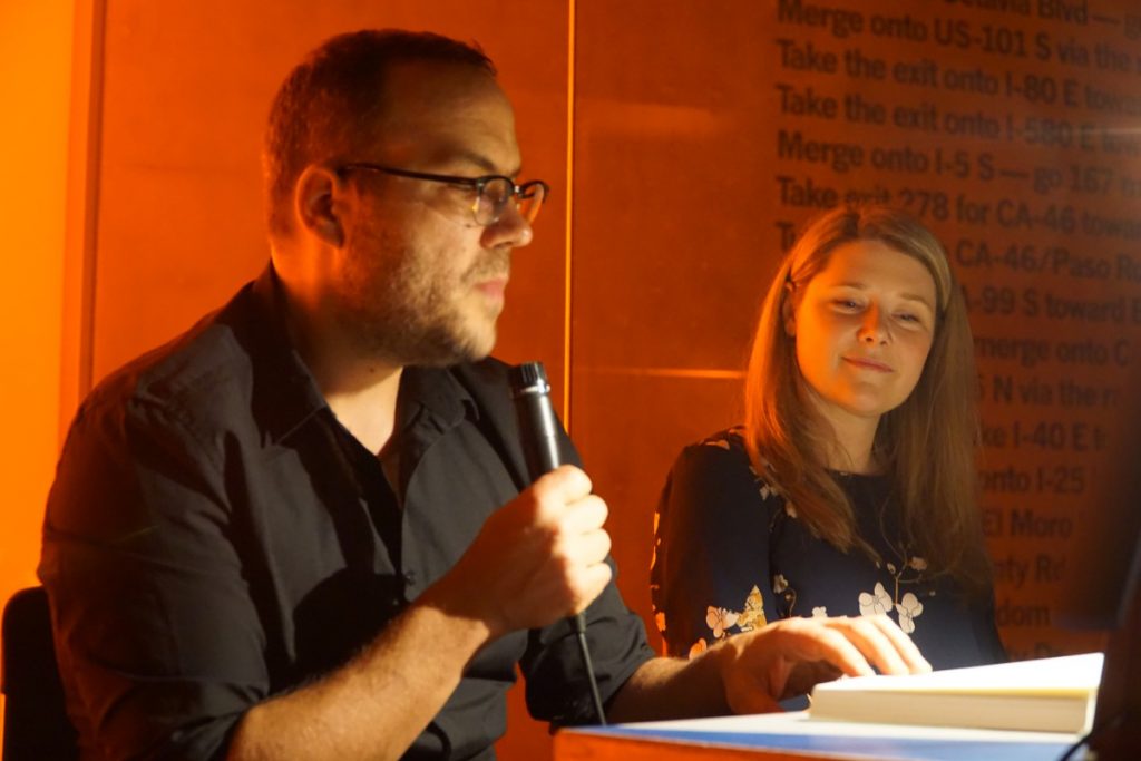 Arno-Frank liest, ich moderieren und Gerard Otremba von soundsandooks.com hat ein Foto davon gemacht.