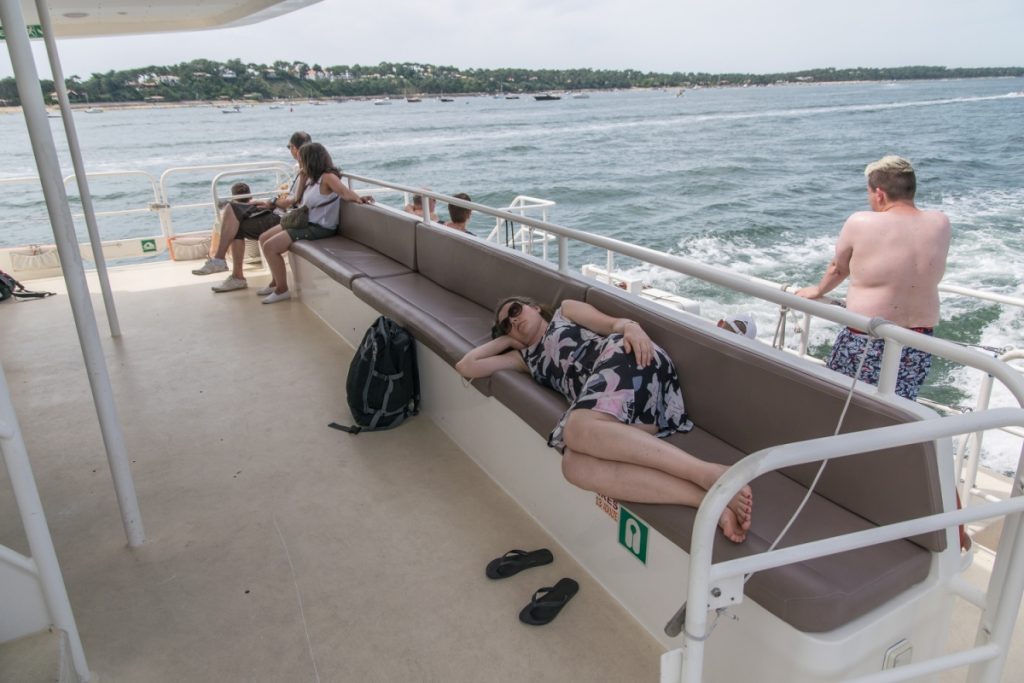 Hier höre ich gerade gespannt zu, wie der Captain erzählt, dass alle europäischen Baby-Austern aus Arcachon kommen. Größer gezüchtet werden sie dann auch anderswo (in der Normandie, der Bretagne oder sonstwo). Aber die Babies kommen alle aus Arcarchon.