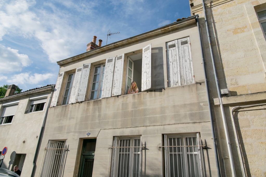 Mi casa bordelaise – Ich schaue aus dem Schlafzimmerfenster.