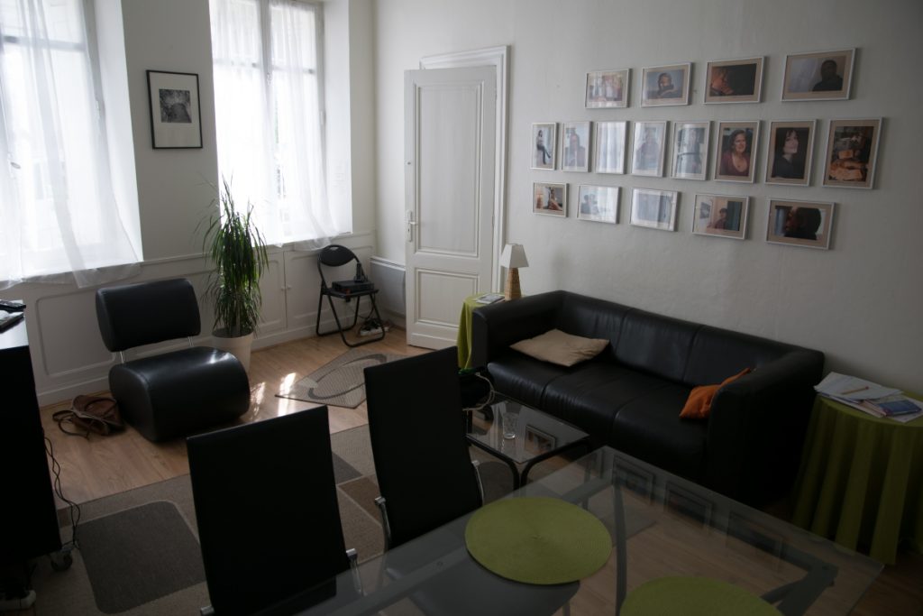 Das Wohnzimmer. An den Wänden hängen Fotos der Stipendiaten, die auch schon vor mir da waren.