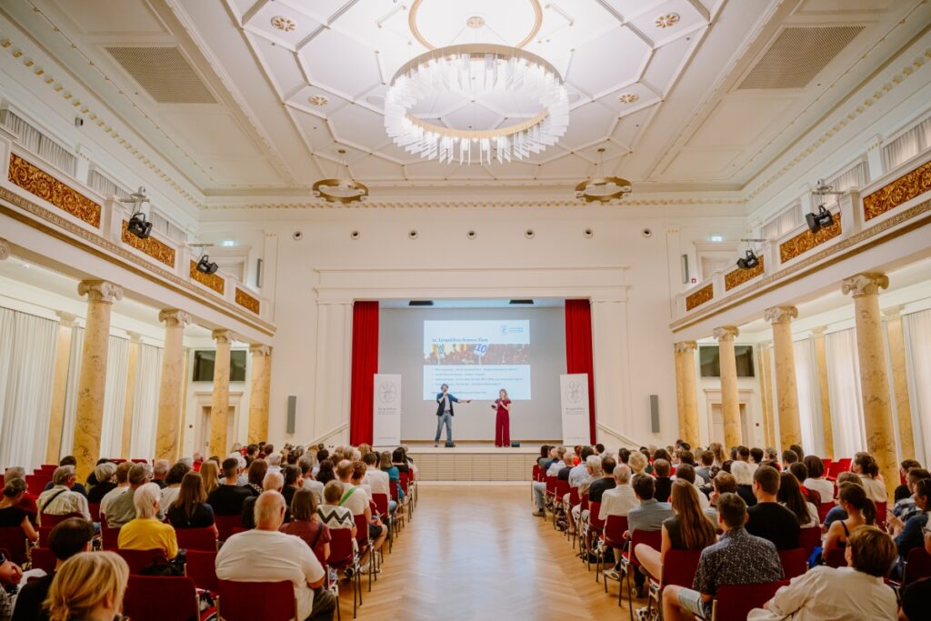 Großer Saal der Leopoldina mit Publikum