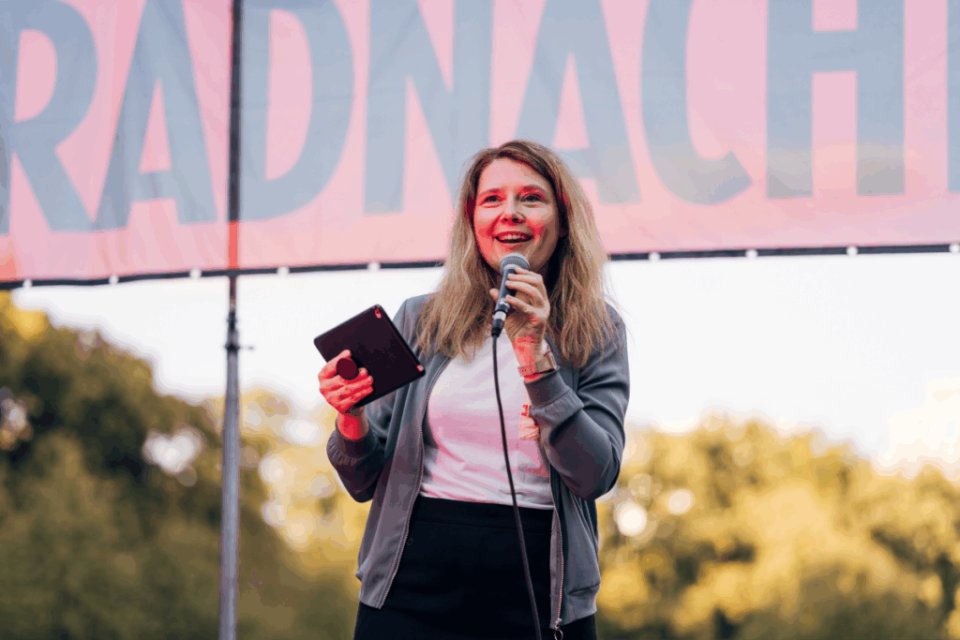 Franziska Wilhelm mit einem Mikrofon auf der Radnacht-Bühne
