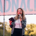 Franziska Wilhelm mit einem Mikrofon auf der Radnacht-Bühne