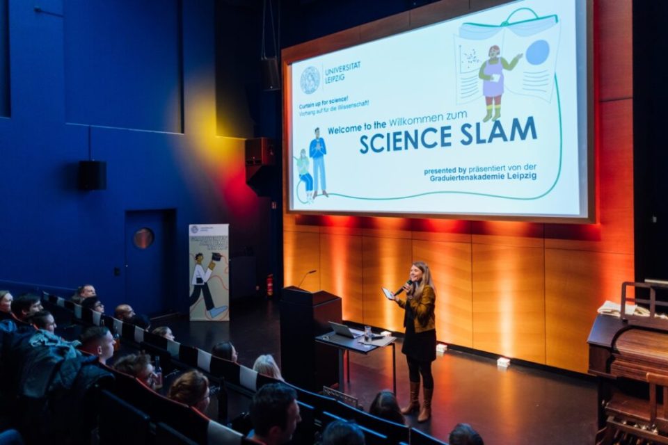 Moderation des Science Slam in einem großen Hörsaal