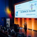 Moderation des Science Slam in einem großen Hörsaal
